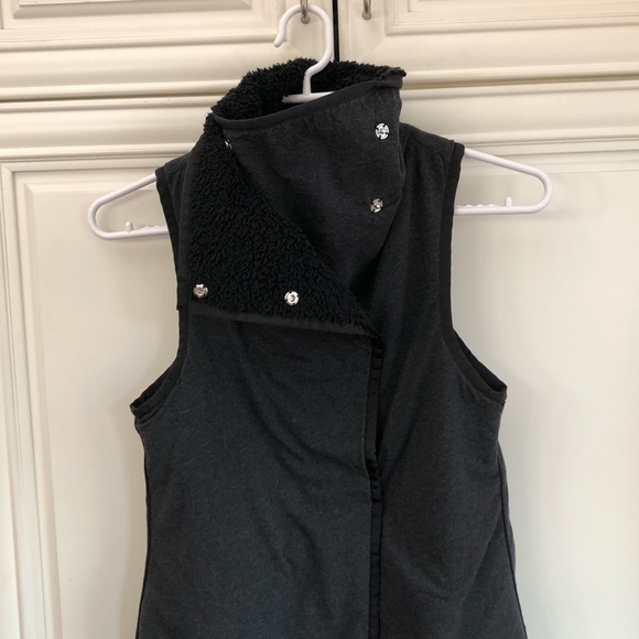 Ivivva by Lululemon girl’s reversible fuzzy vest - Picture 7 of 15